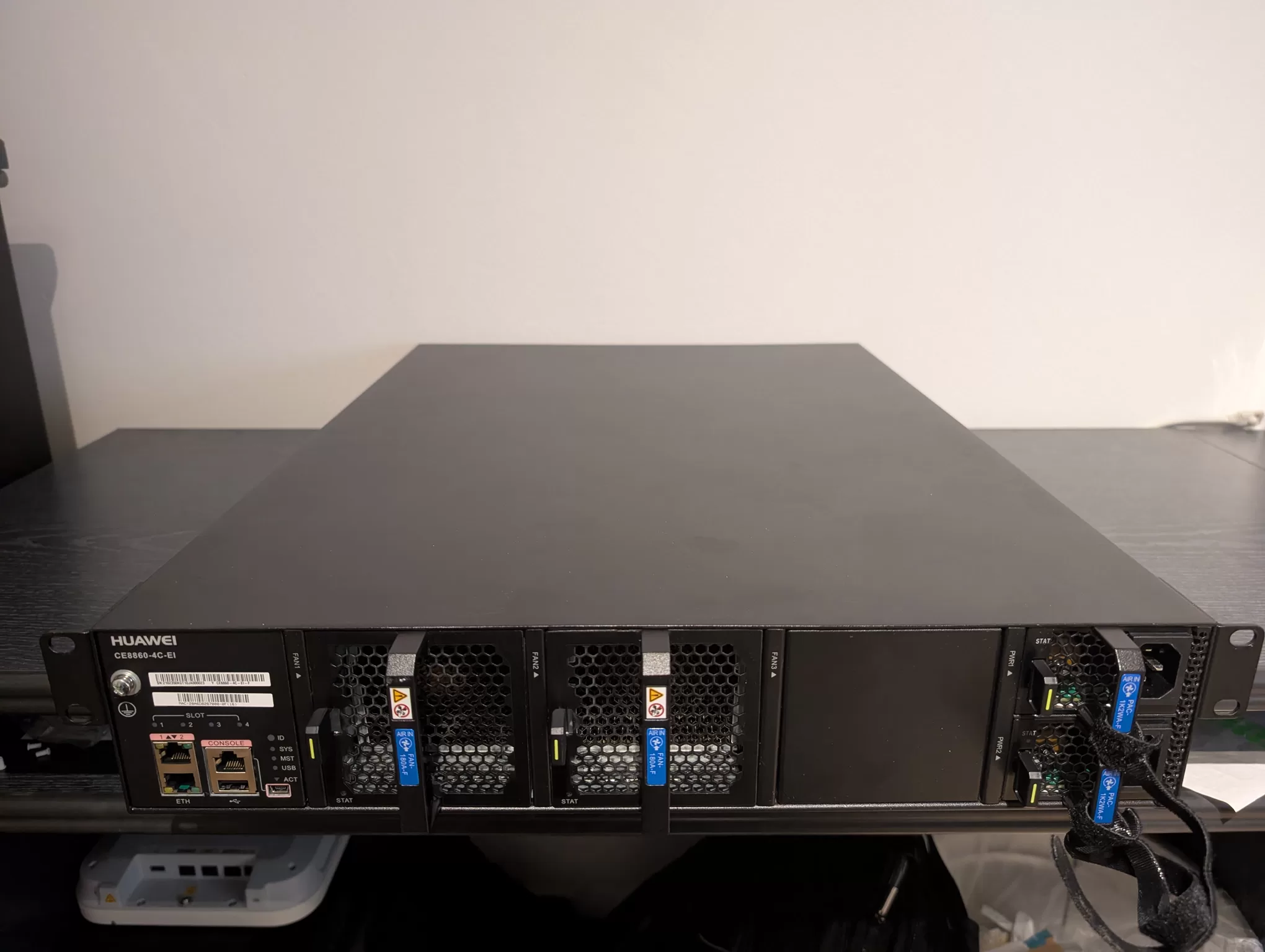 Huawei CE8860-4C-EI Switch Bild 2