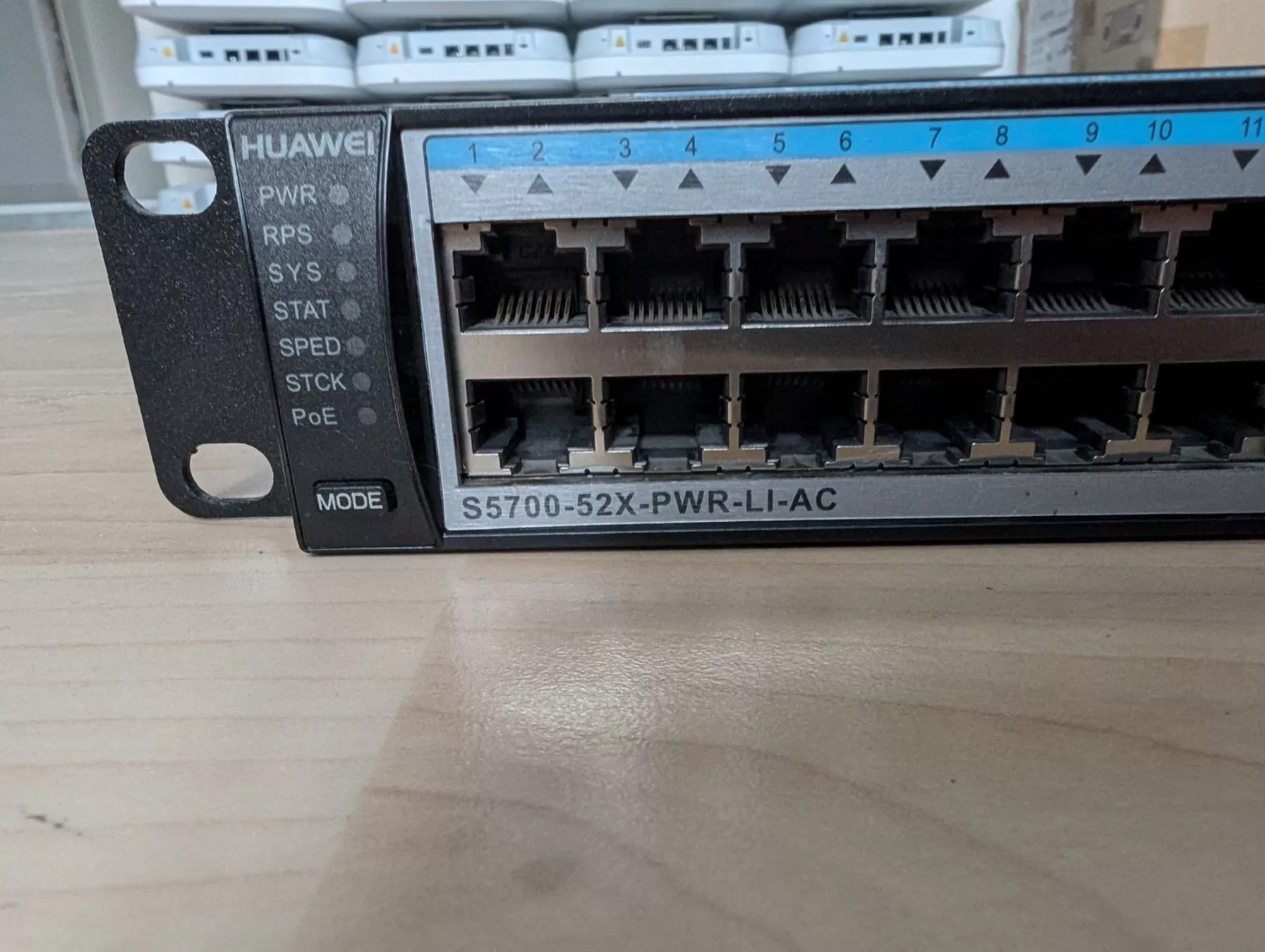 Huawei S5700-52X-PWR-LI-AC Switch Bild 2